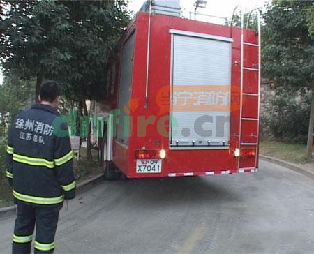 消防車(chē)只能壓過(guò)小區(qū)的花壇才得以勉強(qiáng)通過(guò)