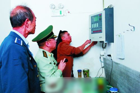 洛陽啟動“雙節(jié)”消防安全夜查行動 排查消防隱患