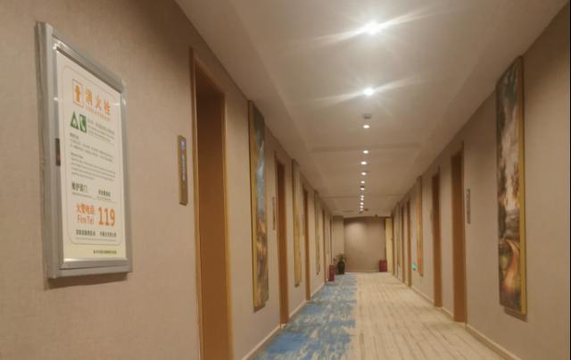 疏散走道中的疏散指示標(biāo)志燈具設(shè)置間距是多少