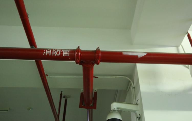 架空的消防水管道